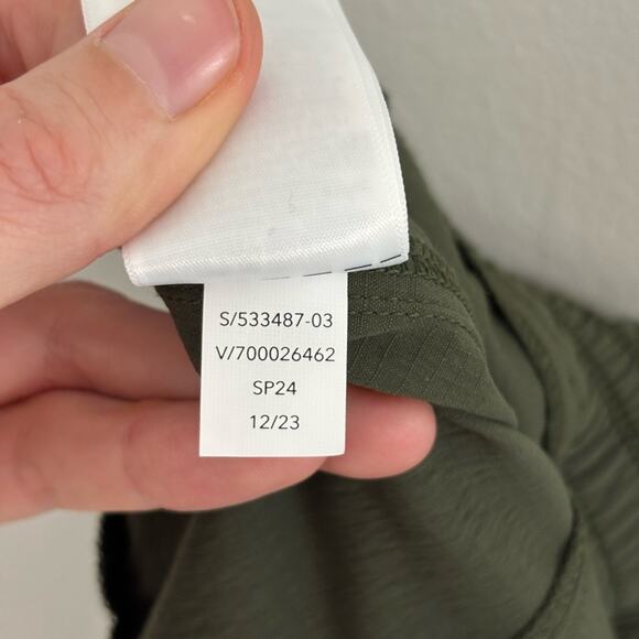 Athleta Trekkie High Rise Parachute Pants in Aspen Olive - Size 6 - Picture 9 of 9